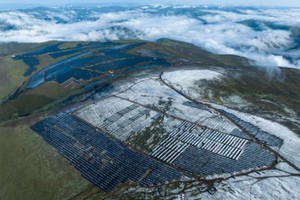 图为6月24日，无人机高空拍摄的柯拉光伏电站场一角。（图：新华社）