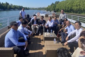 市委书记阮文年率领的本市高级代表团视察法国塞纳河规划发展情况。