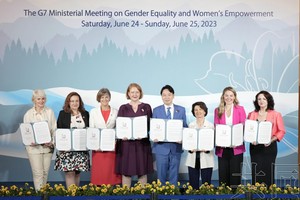 G7性别平等和女性赋权部长会议闭幕后，各国部长和欧盟代表手持联合声明合影。（图：共同社）