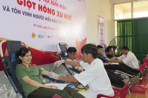 众多热心年轻人前来捐血献爱心。（图：越通社）