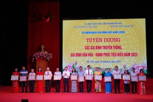 模范家庭表彰仪式。（图：VGP）