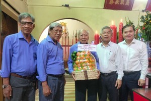 守德市委民运处主任高文明（右二）向七府关帝庙理事会赠送礼物。