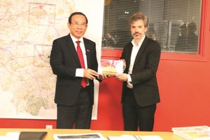 市委书记阮文年向巴黎市区规划院院长赠送纪念品。