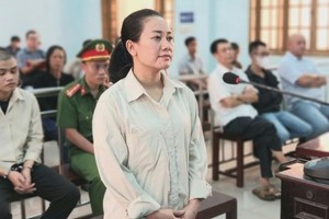 被告人朱女妙玄站在被告席上回答审判员审问。（图：G.L）