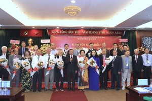 市越—中友好协会新届执委会由守德市委书记阮友协（前排中）任主席。