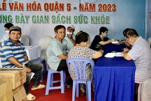 各医师为病人诊病。