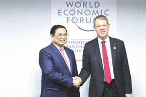 政府总理范明政会见新西兰总理克里斯‧希普金斯。（图：越通社）