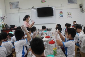 第三郡阮泰山学校三年级学生在生活技能课上学习制作冰淇淋。