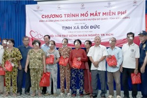 培德精舍代表与病人手术后合摄。