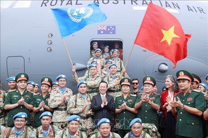 国家主席武文赏与出发执行任务的人员。（图：越通社）