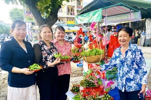 各代表参观“婚姻-槟榔蒌叶街”的经营户。