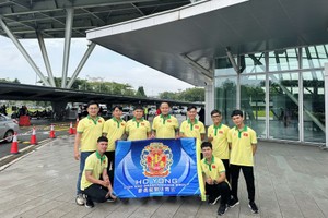 豪勇堂龙狮团启程前在机场合照。