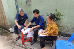 第五郡人委会组织考察团探访张大伯。