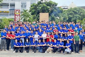 市、郡领导与参与行程的团圆留影。