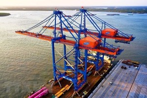 巴地-头顿省富美市Gemalink深水港的世界上最现代化起重机。