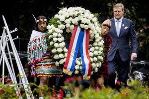 荷兰国王威廉-亚历山大出席了阿姆斯特丹的一场荷兰前殖民地从奴隶制中解放的纪念活动，并发表讲话。（图：AP）