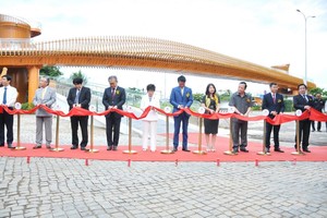 “三日月”高架桥落成剪彩仪式。