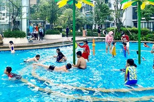 避免发生不幸场合，父母让孩子海泳、游泳时应有人照看、让孩子穿上救生衣。