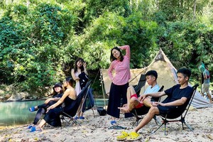 年轻人选择到不需要用电的地方旅游，能融入大自然。