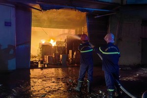 消防队闻讯后赶抵现场展开灭火工作。（图：警方提供）