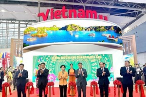 杜胜海副部长与中国领导人为2023年国际中小企业博览会的越南国家展位区剪彩。