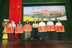 市劳动与荣军社会厅副厅长黄黎茹庄（中）在开幕式上向联合主办代表颁赠锦旗。（图：越通社）