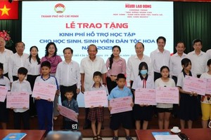 华人学生获赠送助学金。