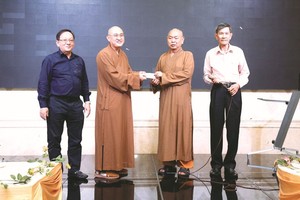 第八郡红十字辅助会会长释慧功法师接受释通振法师捐献的善款。