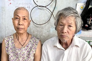 丁氏权（左）与丈夫农亚生。