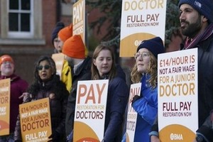 英国医学协会（BMA）要求加薪35%。（图：推特）