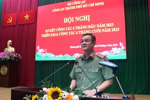 市公安厅厅长黎鸿南少将在会上致辞。