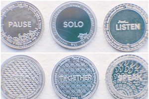 每一款硬币正反面印有不同词语。（图：互联网）