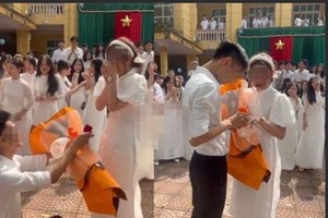 在永福省一所高中学校的毕业礼上，一对12年级学生的图片引起热议。