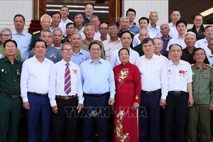 政府总理范明政与南定省各模范有功者代表合影。（图：越通社）