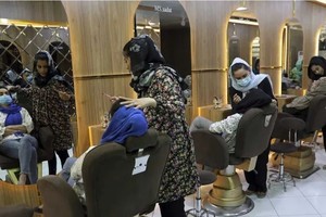 塔利班下令关闭阿富汗所有「女性美容院」。（图：AP）