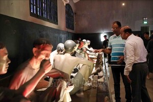 国际游客参观河内市火炉监狱遗址。（图：越通社）