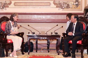 市人委会主席潘文迈与姆拉‧阿勒哈利迪女士交谈。（图：越通社）