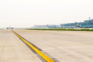 飞机进入停机坪的滑行道。（图：越通社）