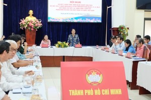 从本市现场直播点，市越南祖国阵线委员会主席陈金燕（站）汇报第403联席《决议》落实结果。（图：秋红）