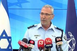 2023年7月5日，以色列特拉维夫警察局长埃希德宣布辞职，指责「部长层级」施压要他过度执法。（图：推特）