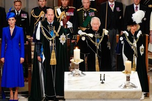 当地时间7月5日14时15分，英国国王查尔斯三世在英国苏格兰首府爱丁堡圣吉尔斯大教堂举行加冕礼，并被授予苏格兰荣誉勋章，王后卡米拉也在该仪式上加冕。（图：Getty Images）