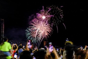 人们观赏烟花比赛。（图：TTO）