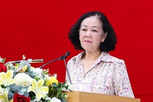 中央组织部长张氏梅在会议上发表讲话。（图：福寿报）