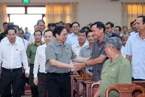 政府总理范明政与芹苴选民接触。（图：VGP）