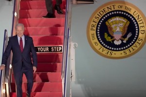 2023年7月9日，美国总统拜登在抵达英国的斯坦斯特德机场时走下空军一号的台阶。（图：路透社）