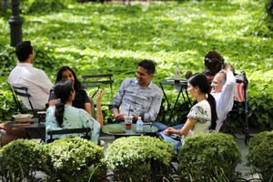 2021年5月14日，人们在美国纽约布赖恩特公园休闲。（图：新华社）