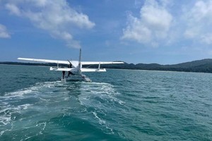 首趟商业水上飞机安全降落姑苏岛。（图：互联网）