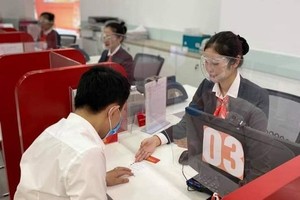 银行工作人员向客户提供服务。