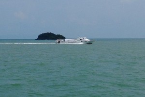 图为一艘载有乘客的海上渡轮。（图：茂长）