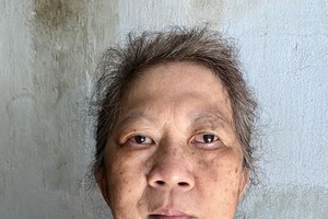 双眼失明老妇求助